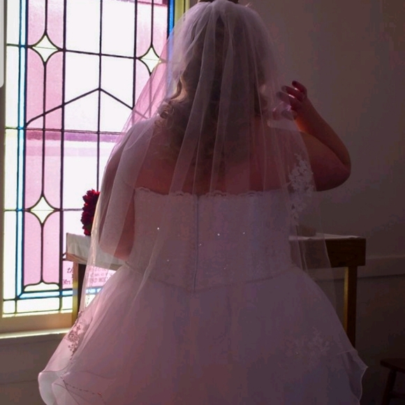 Wedding dress with also the matching Vail - Picture 3 of 5